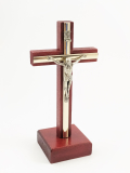 Dřevěný kříž mahagonový na postavení s Kristem a stříbrným "lemováním" 15x7,5cm