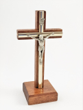 Dřevěný kříž hnědý na postavení s Kristem a stříbrným "lemováním" 15 x 7,5cm