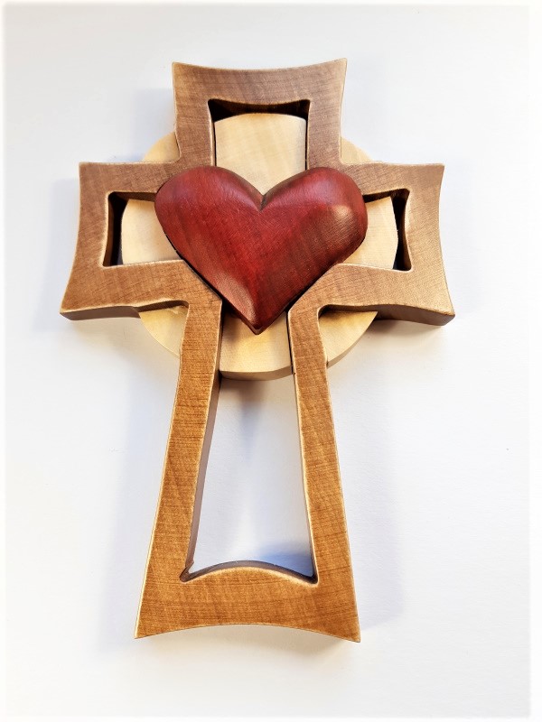 Dřevěný kříž s červeným srdcem a "svatozáří"