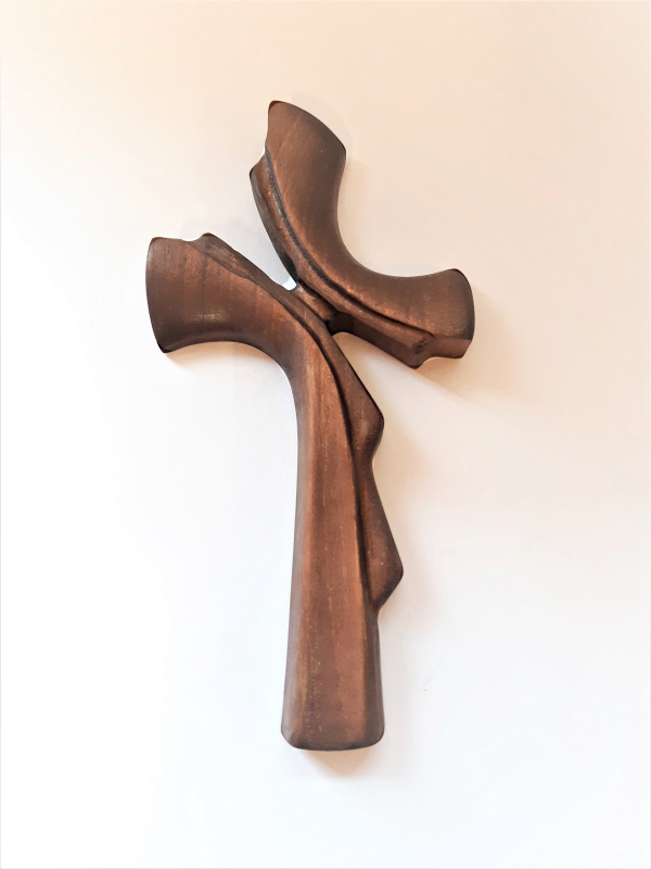 Kříž k zavěšení hnědý, vyřezávaný z jednoho kusu dřeva 14x26cm