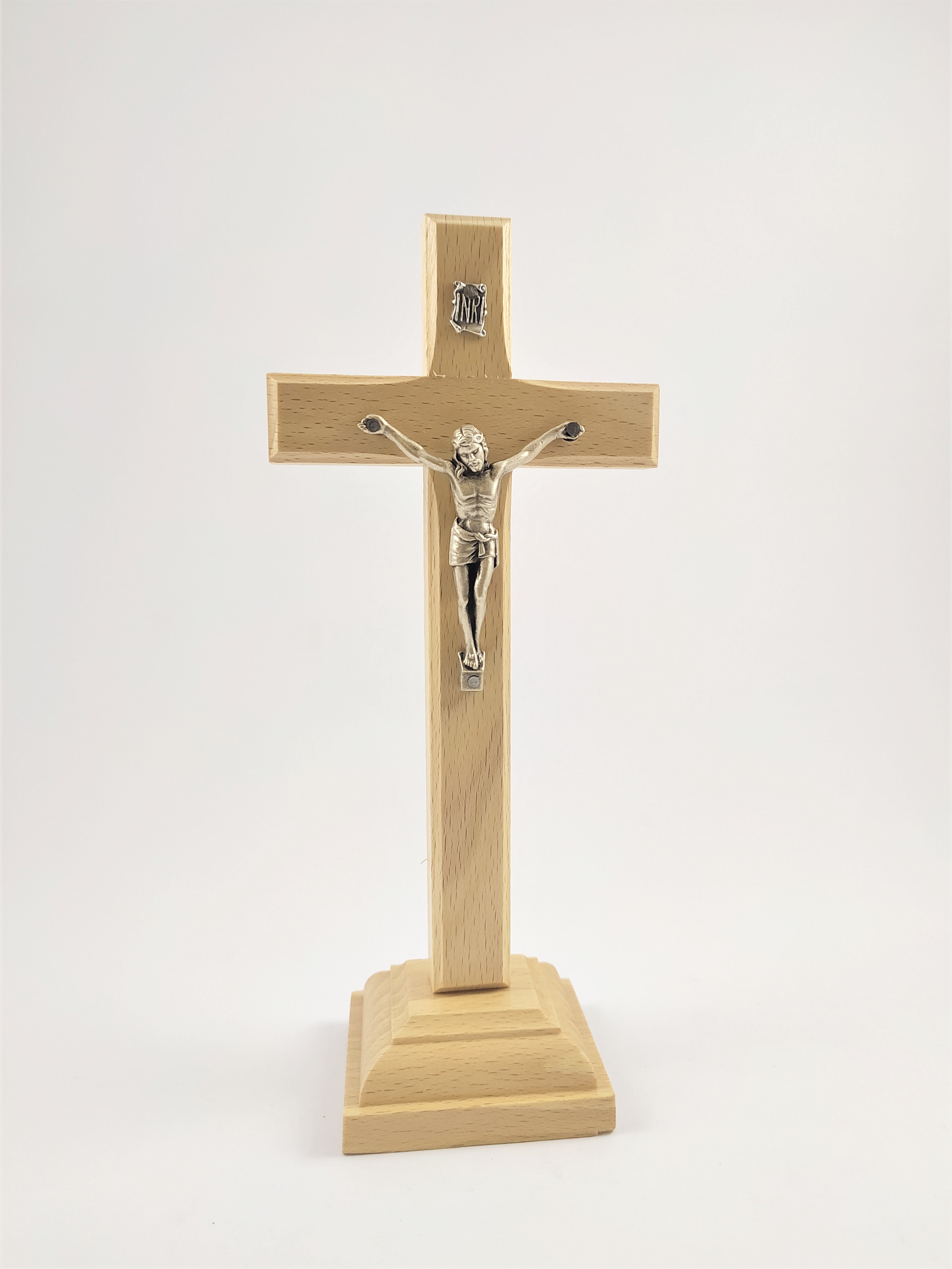 Kříž světlý se stříbrným Kristem na čtvercovém podstavci 9 x 20 cm