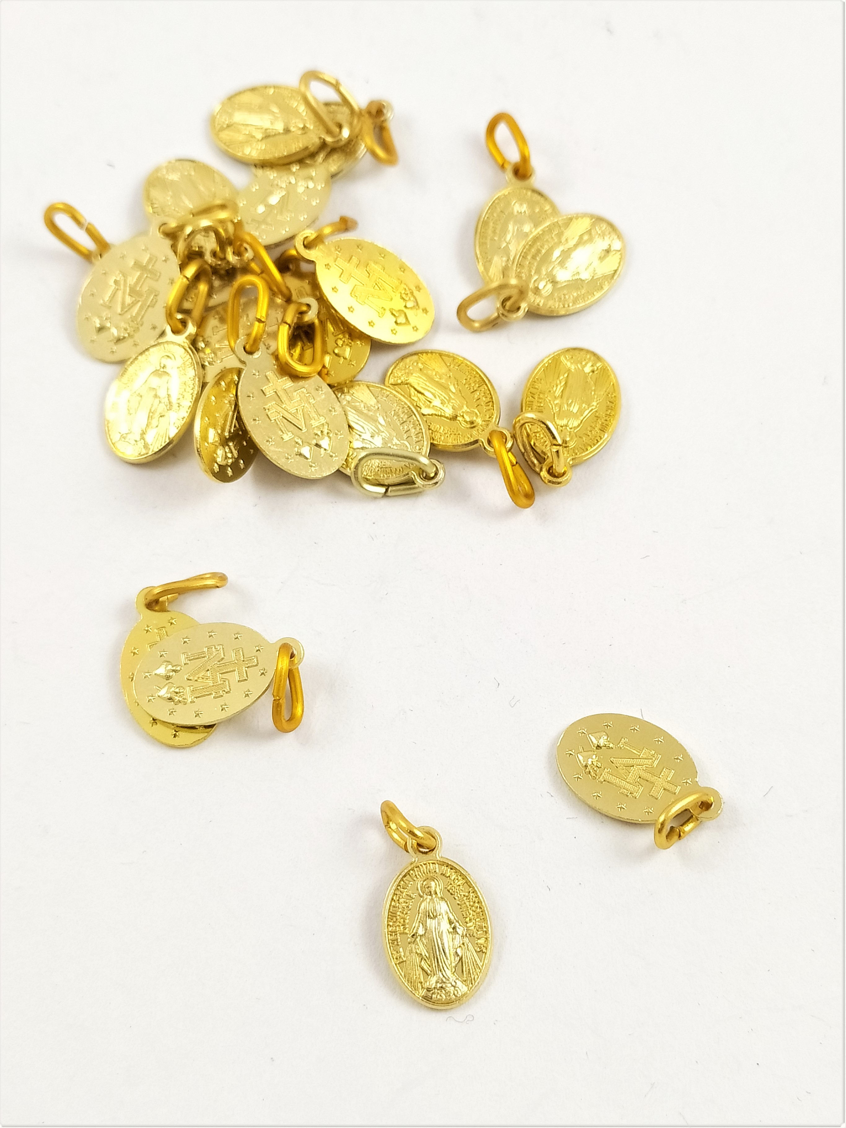 Medailonek zlatý 0,9 x 1,3 cm
