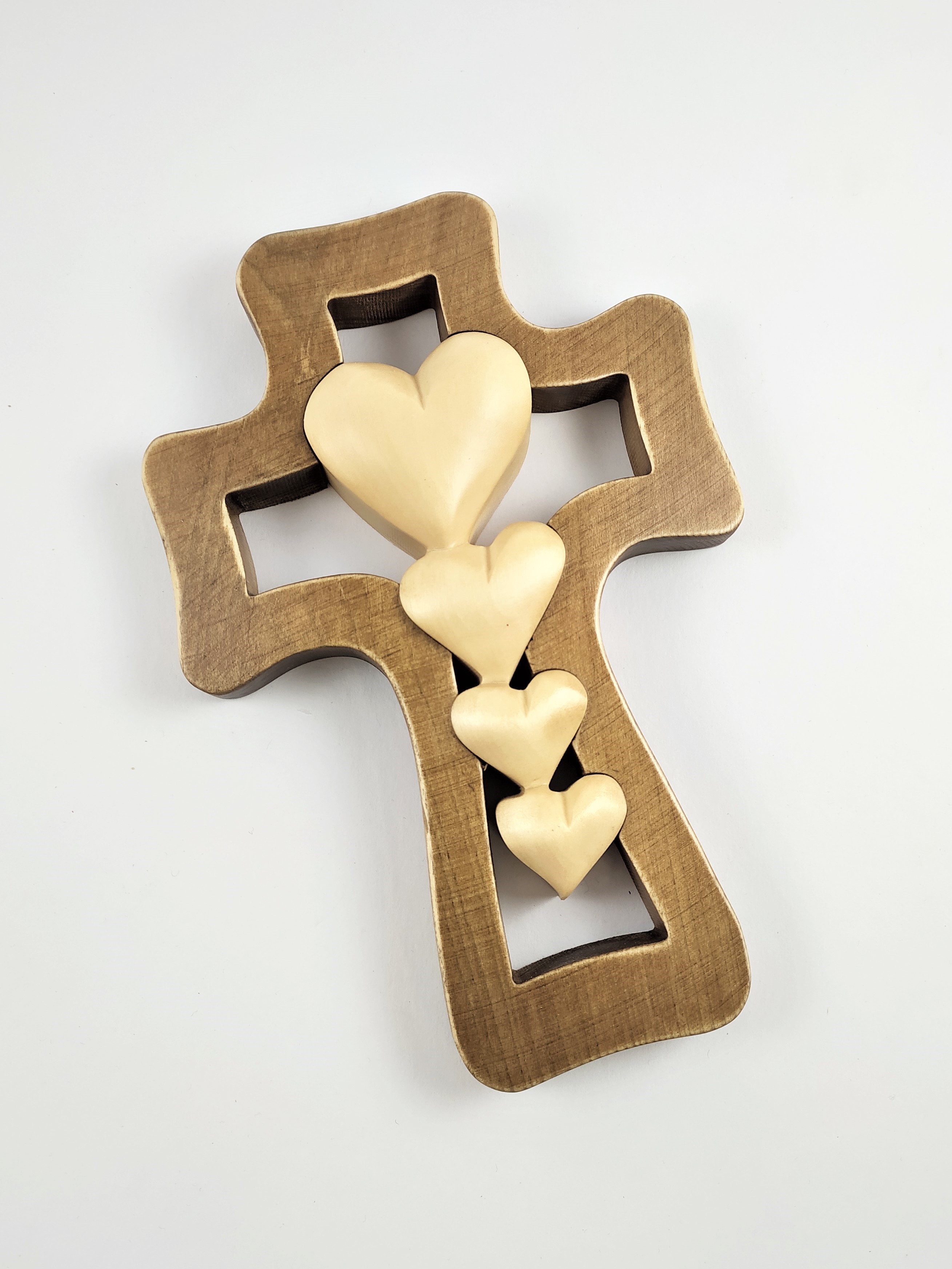 Dřevěný kříž na zavěšení 4 světlá srdce
