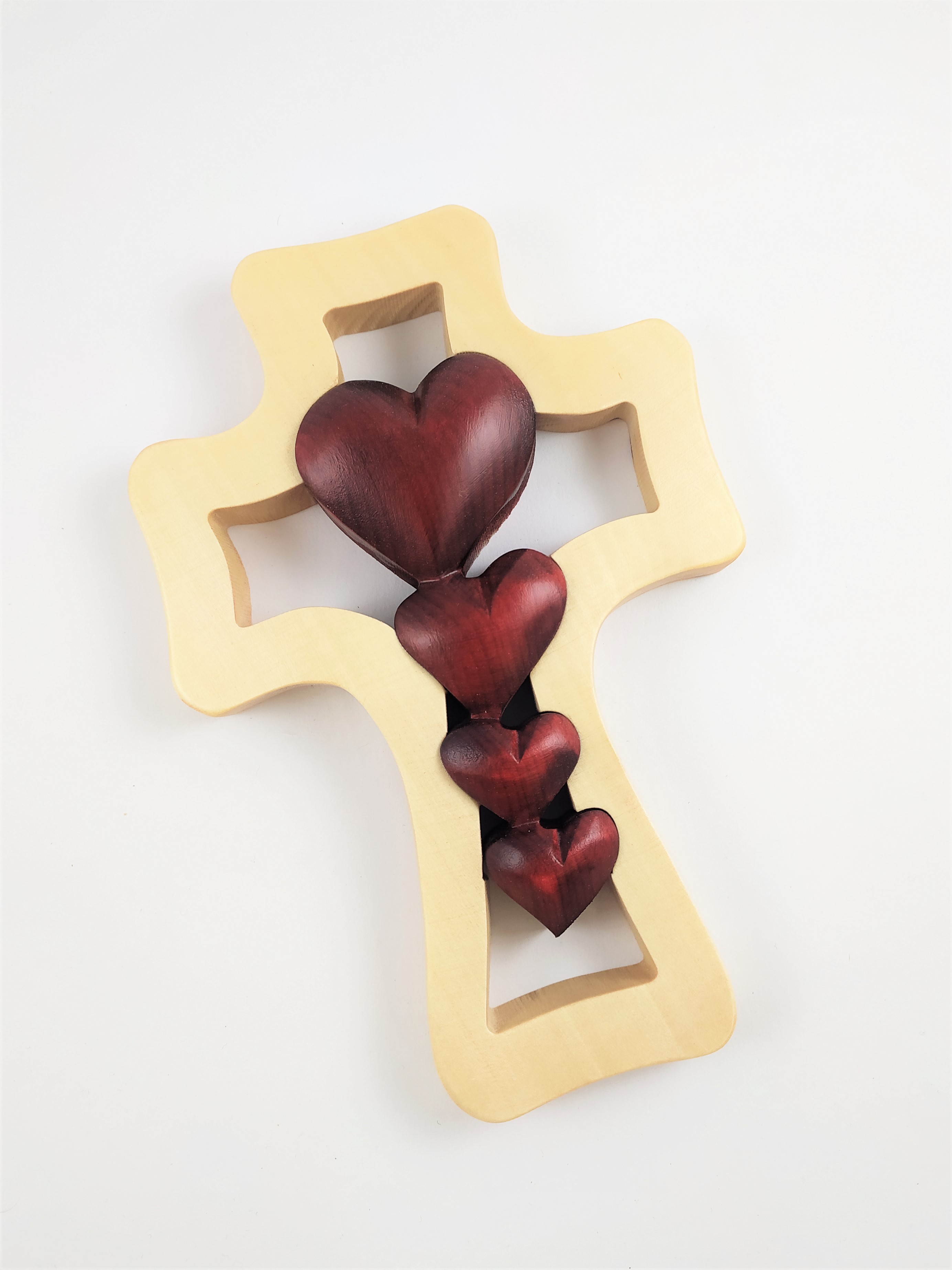 Dřevěný kříž SVĚTLÝ na zavěšení 4 srdce