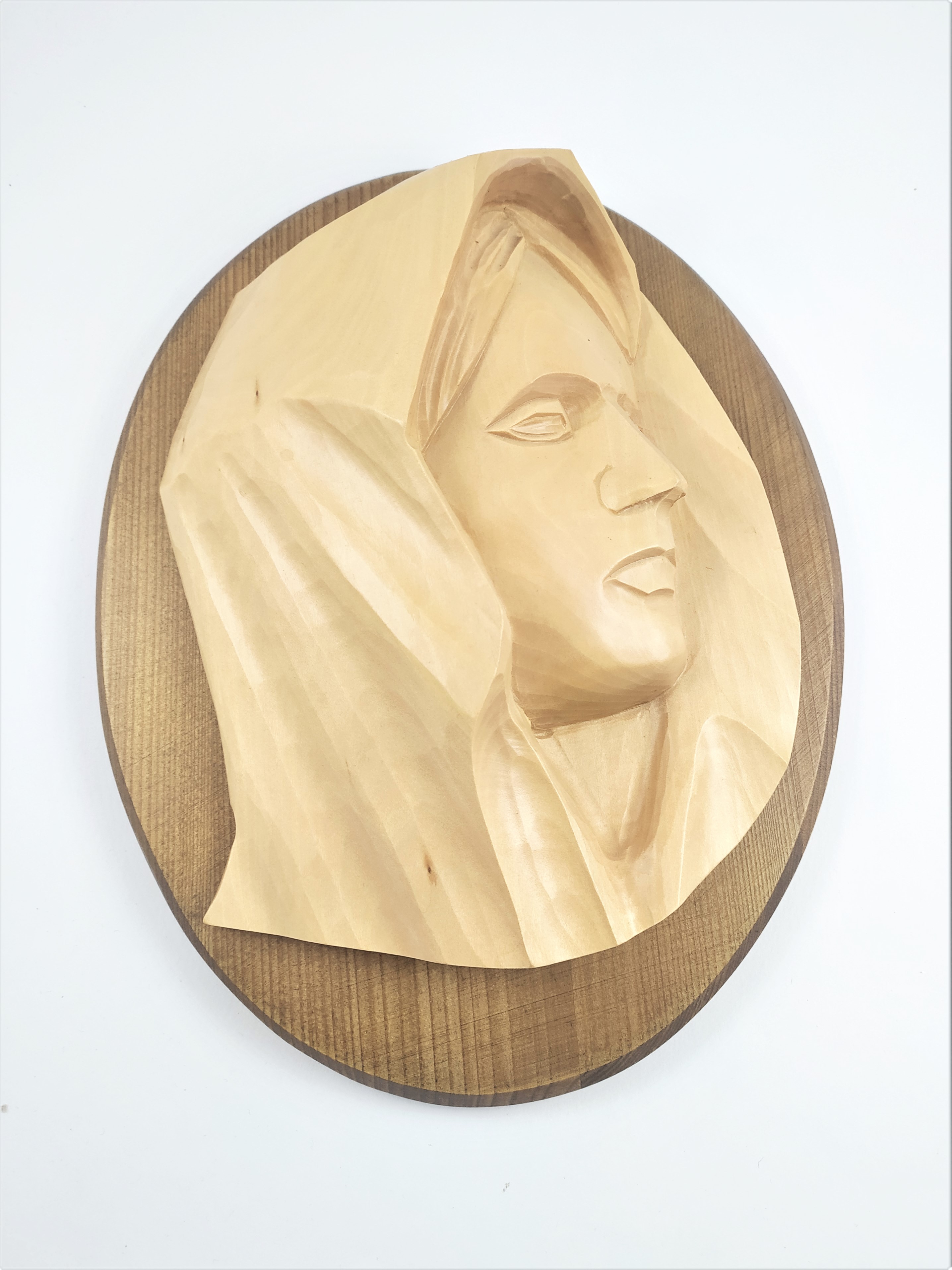 Busta ze dřeva Panna Maria