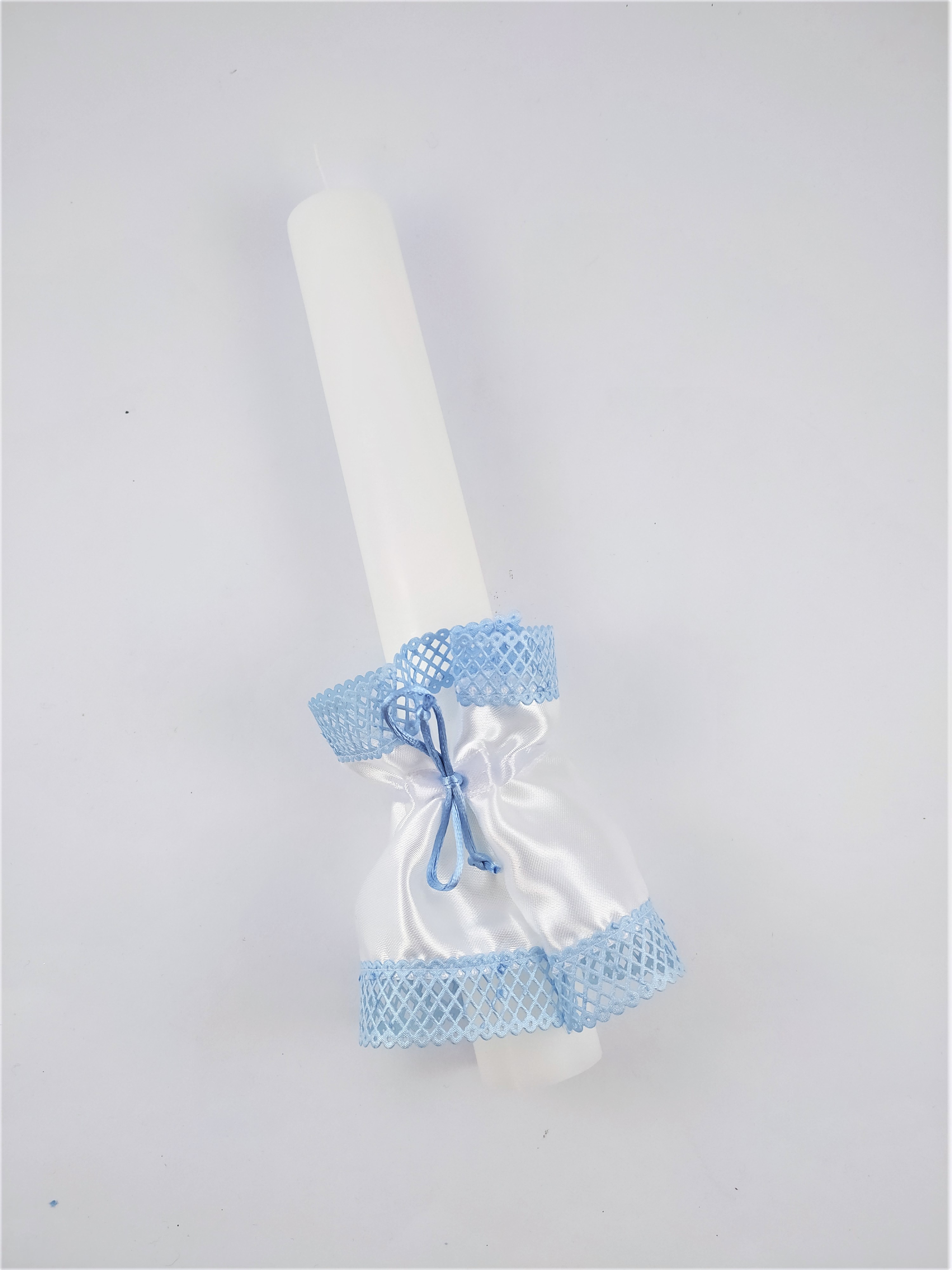 Chránítko proti skapávání vosku s modrou mřížkovou krajkou