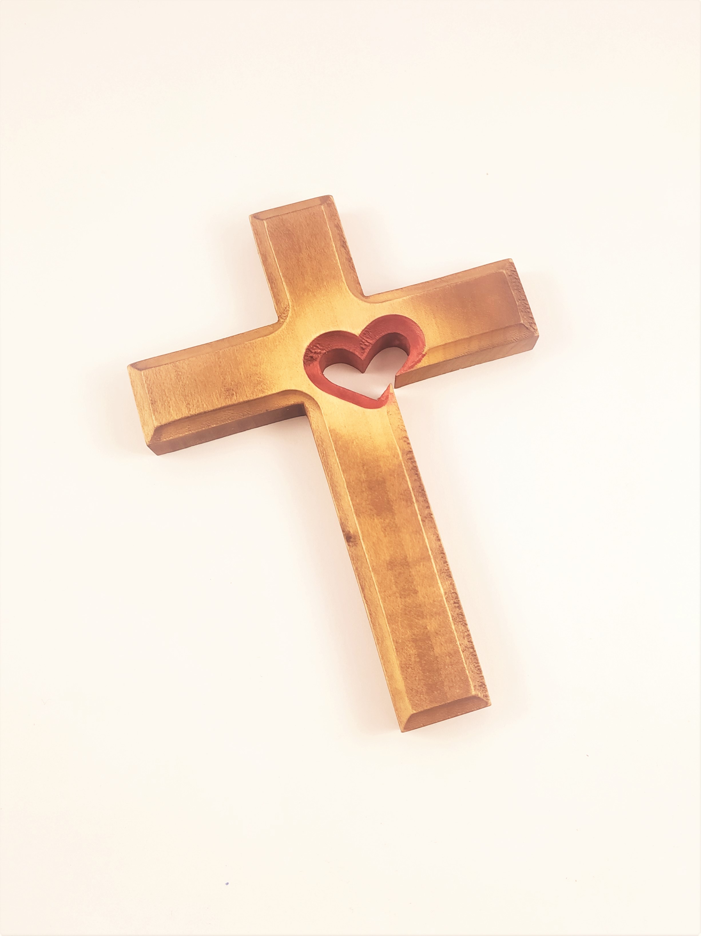 Kříž se srdcem hnědý medový s červeným srdcem11,5 x 15,5