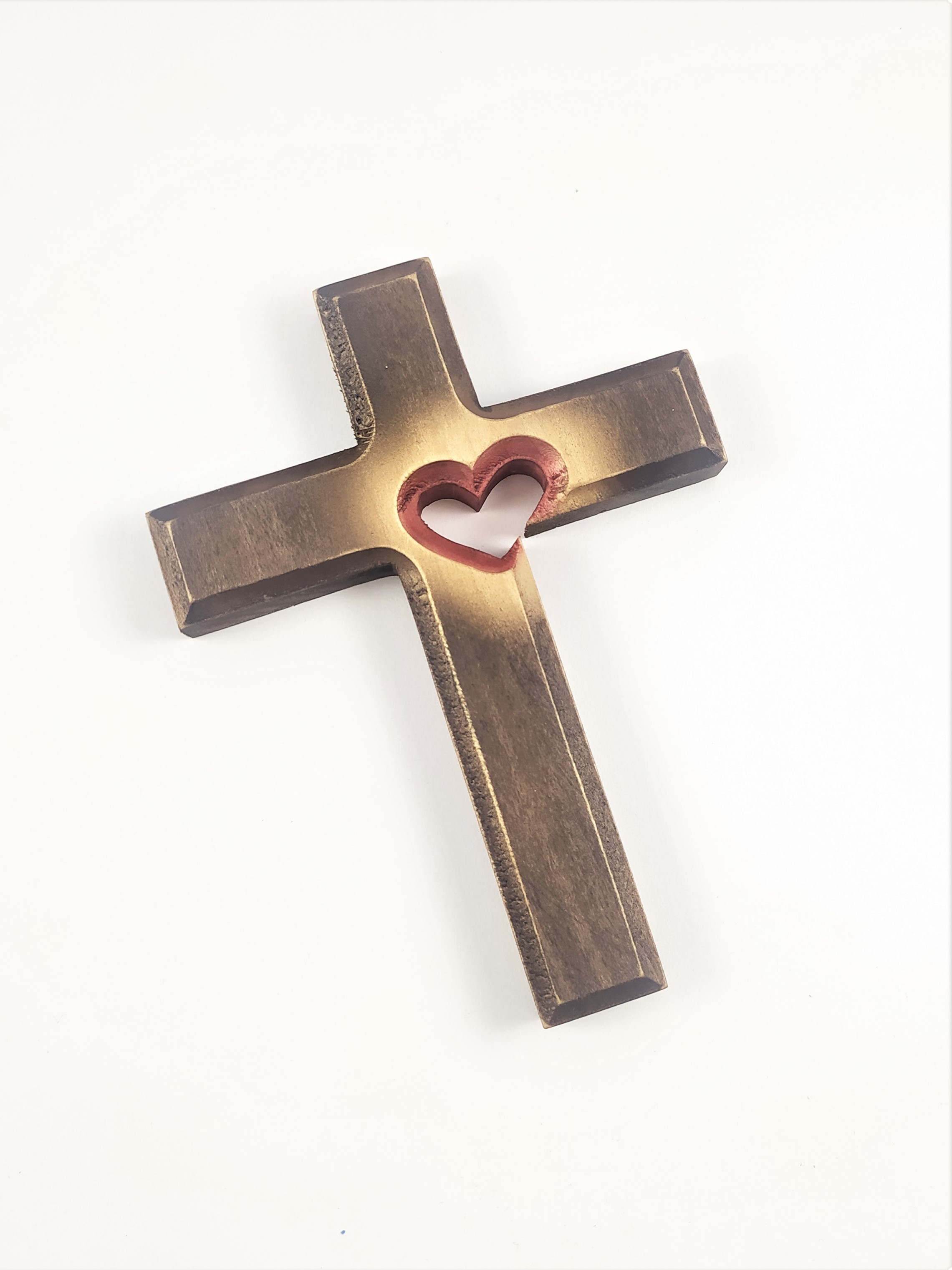Kříž se srdcem tmavě hnědý s červeným srdcem11,5 x 15,5