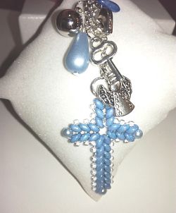 Přívěšek na klíče v dárkovém balení s modrým křížkem
