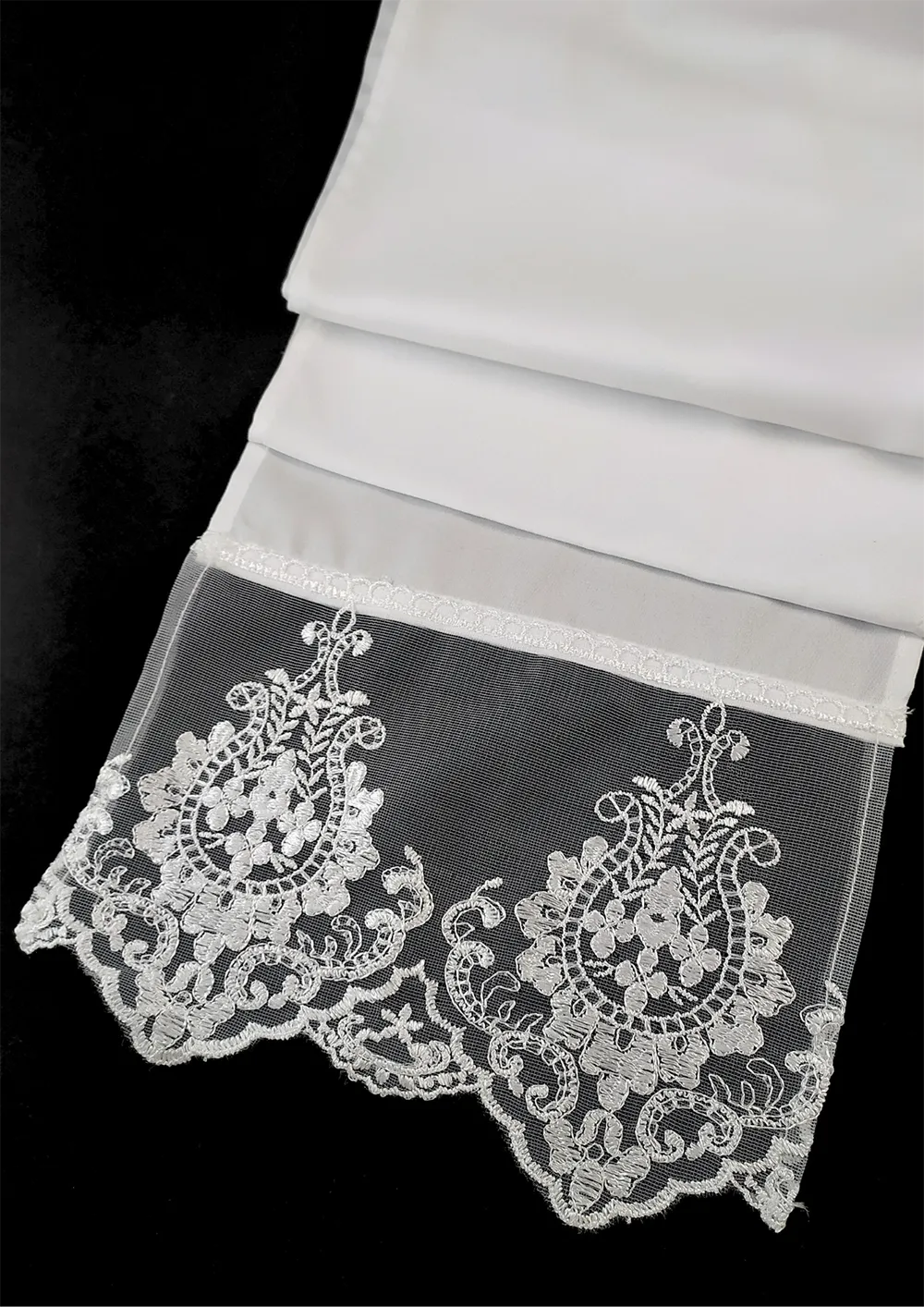 Křestní šála s vyšívanou krajkou