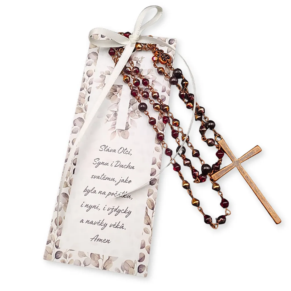 Ručně vyrobený růženec s indickým granátem na kartě s modlitbou – originální autorský motiv, vhodný dárek ke křtu, biřmování 