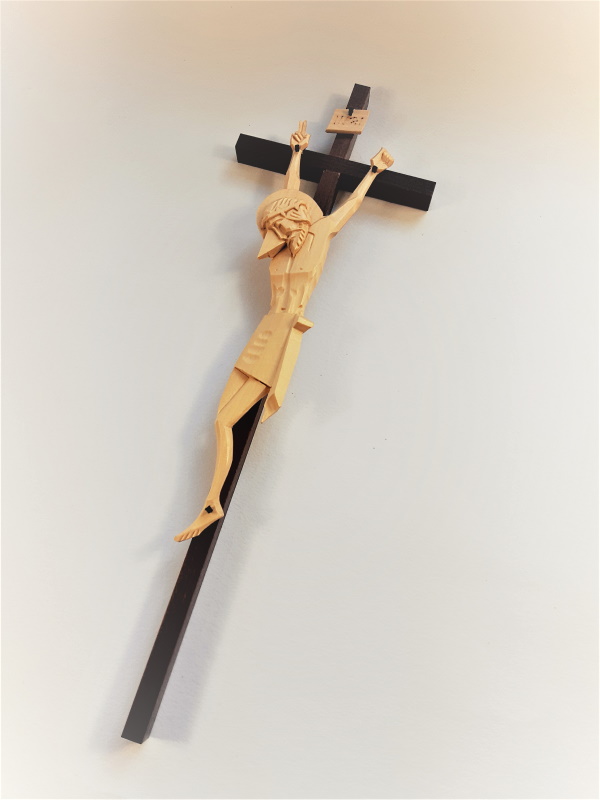 Dřevěný kříž s vyřezávaným Kristem tmavý