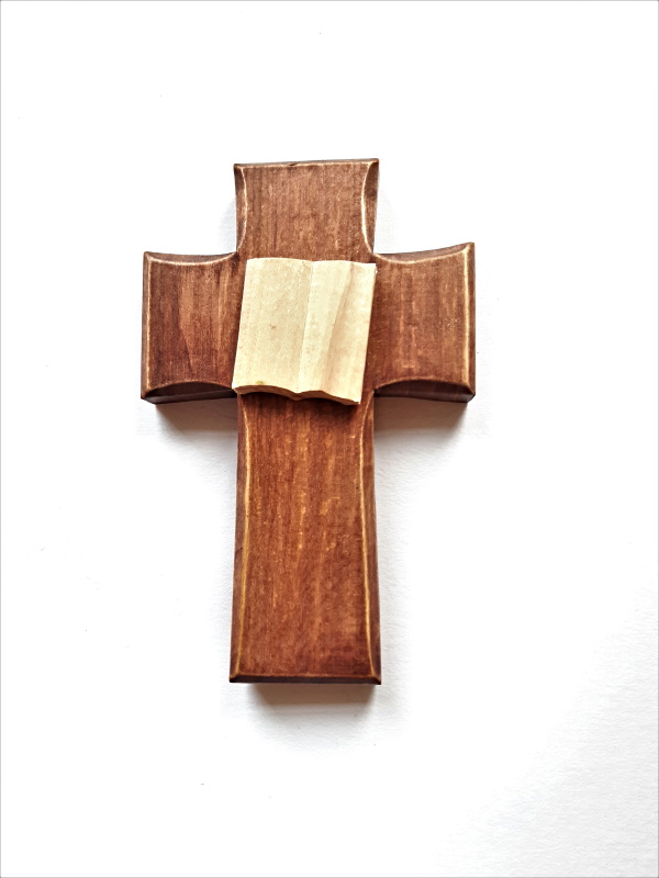 Dřevěný křížek s knihou