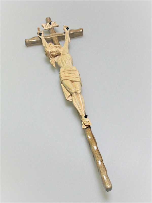 Dřevěný kříž  s vyřezávaným Kristem II.