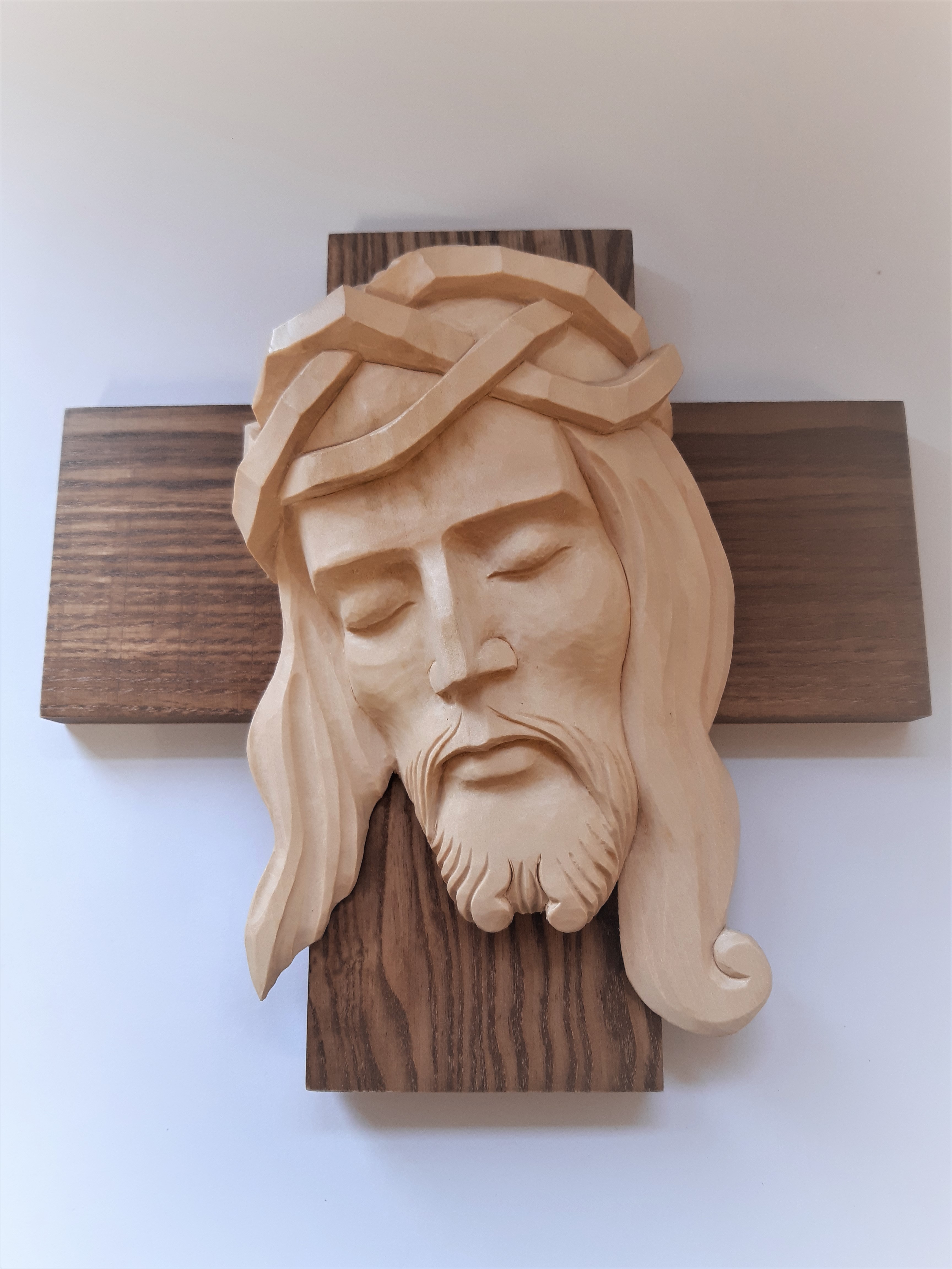 Kříž s vyřezávanou hlavou Krista V.