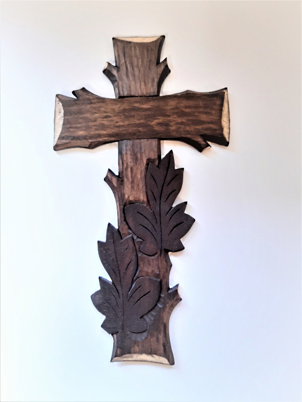 Kříž vyřezávaný tmavý s listy