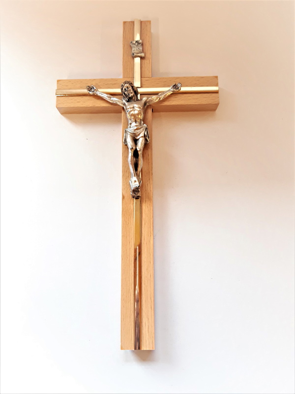 Dřevěný kříž na pověšení s Kristem a kovovou ozdobou