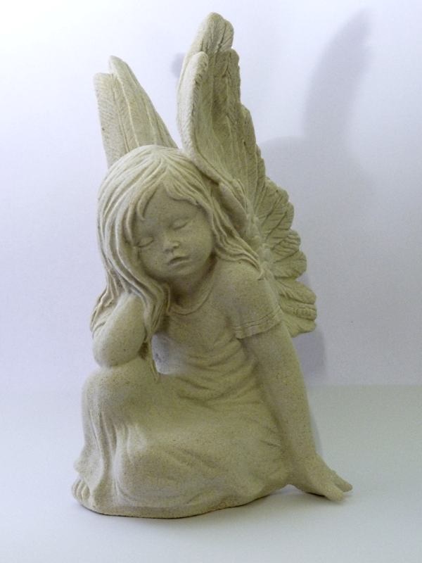 Pískovcová socha - dívka Anděl