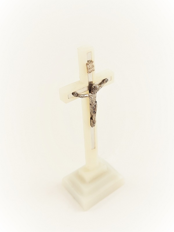 Křížek na postavení svítící ve tmě