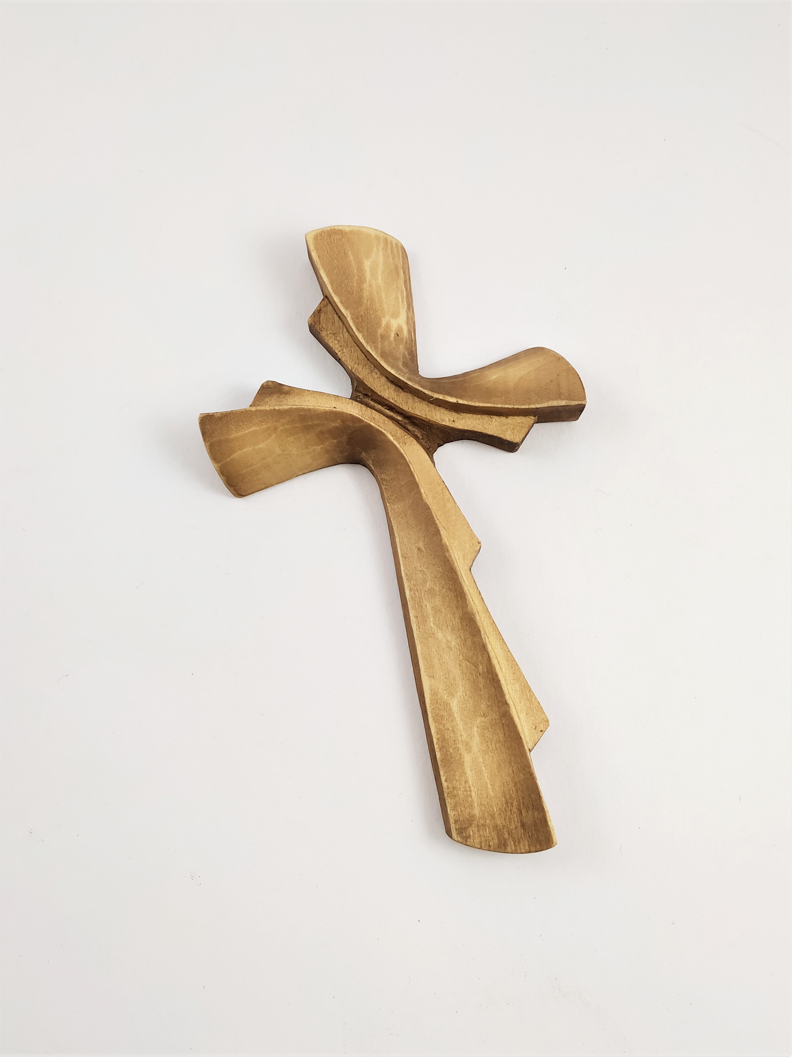 Kříž k zavěšení hnědý, vyřezávaný z jednoho kusu dřeva 9 x 16 cm