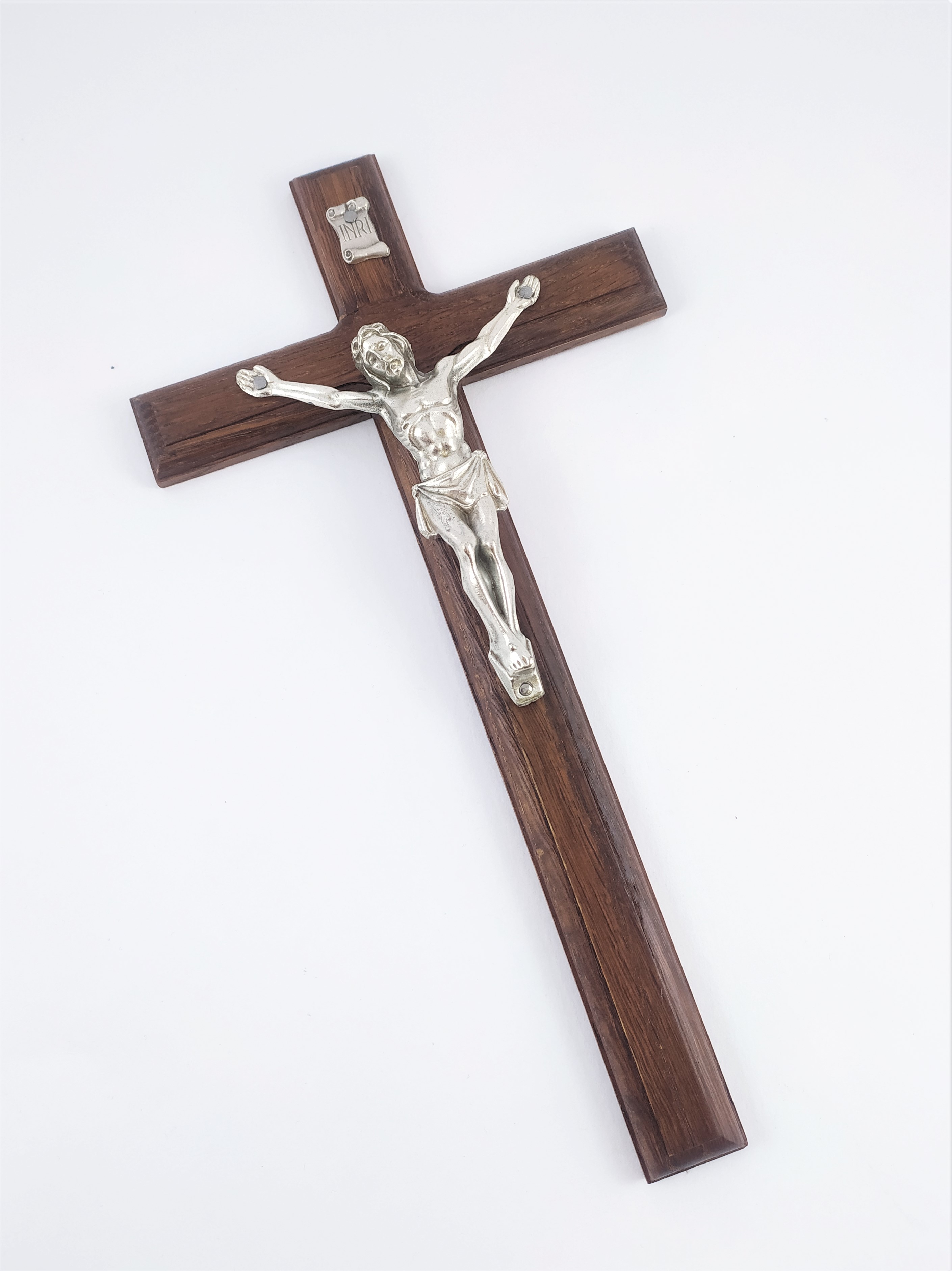 Kříž tmavý s ozdobnými hranami a s Kristem stříbrný 16 x 31 cm