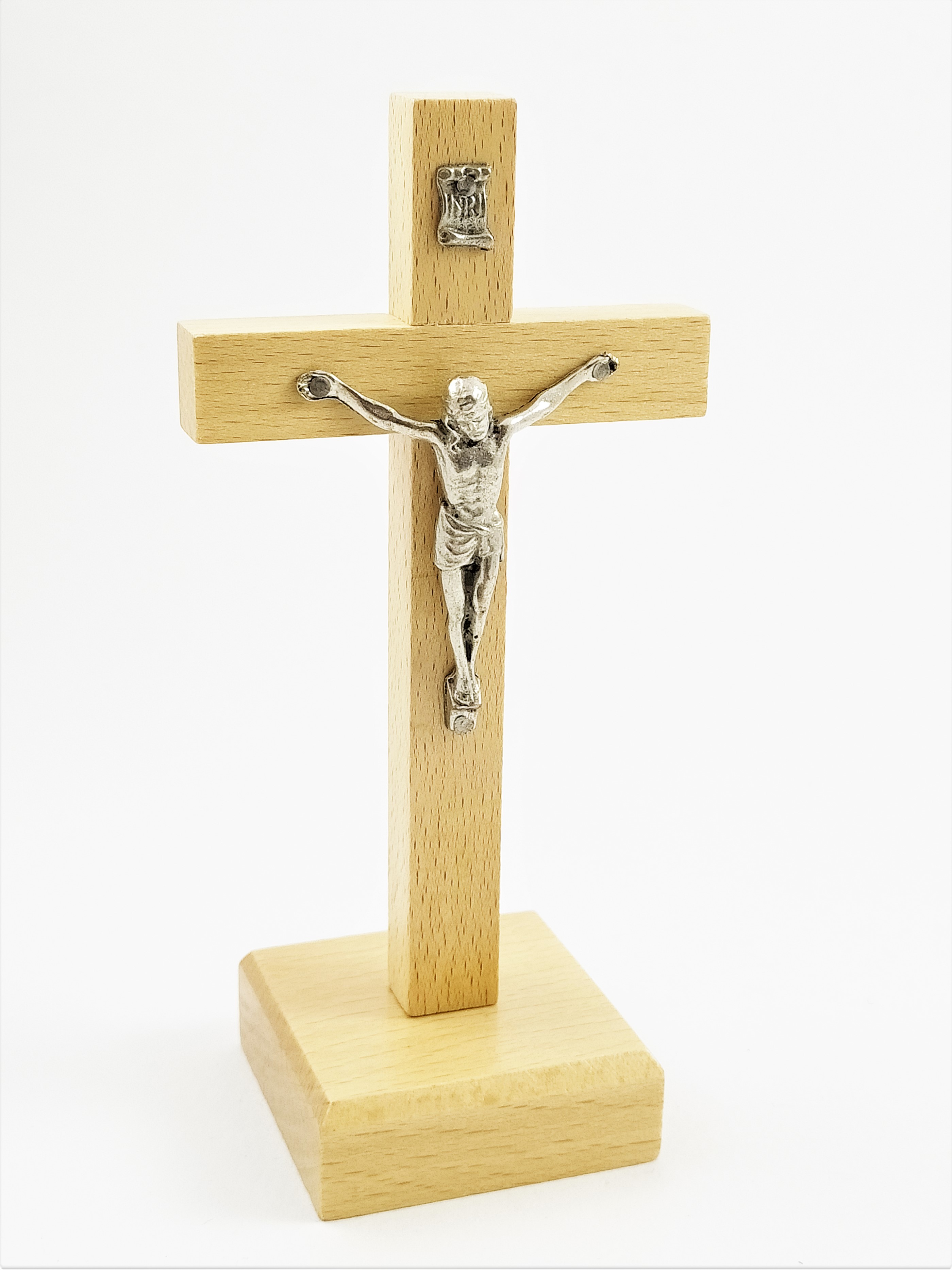 Dřevěný kříž světlý na postavení s Kristem stříbrný 15 x 7,5 cm