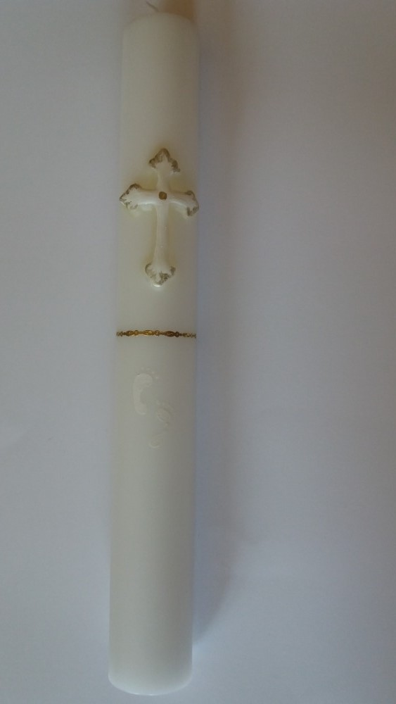 Křestní svíčka se zlatým křížem a bílými stopami