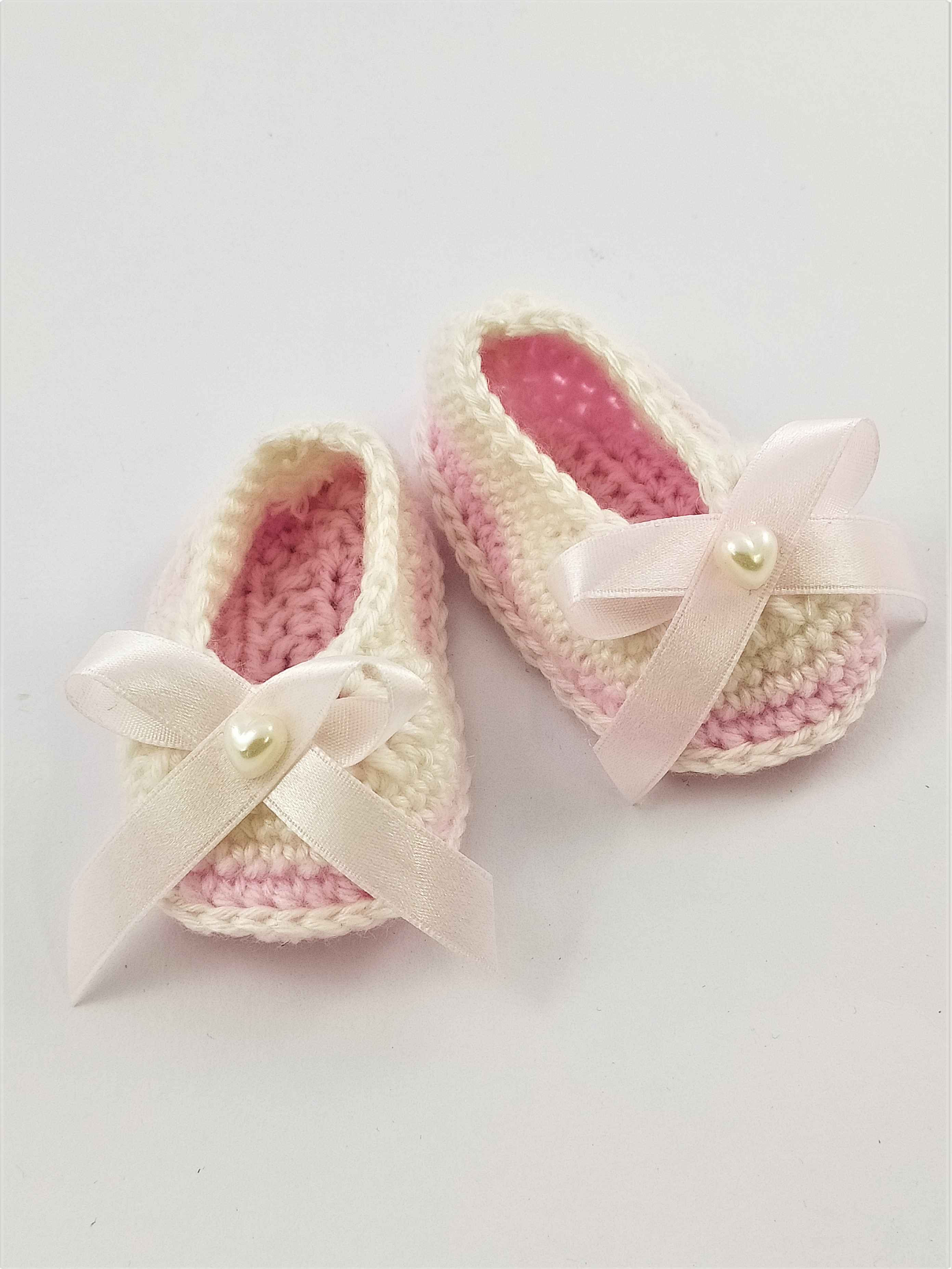 Háčkované botičky krémovo-růžové, vhodné ke křtinám