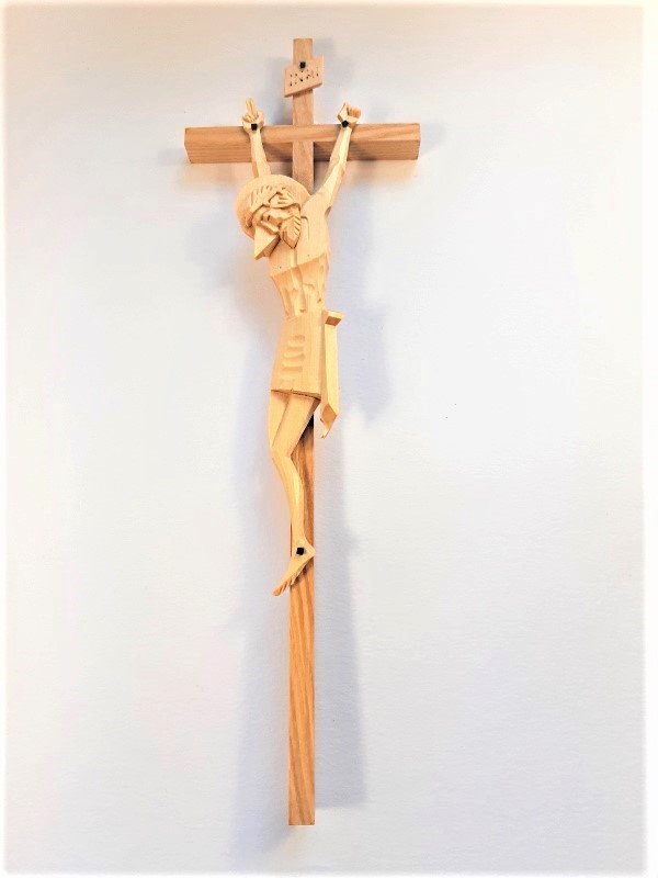 Dřevěný kříž  s vyřezávaným Kristem - světlý