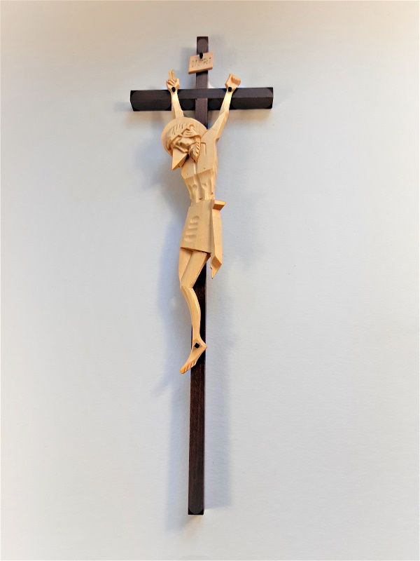 Dřevěný kříž s vyřezávaným Kristem tmavý