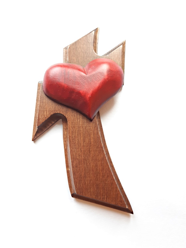Kříž na pověšení s červeným srdcem