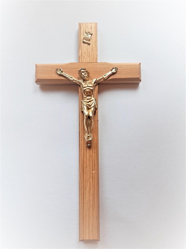 Dřevěný kříž na zavěšení s Kristem ve zlaté barvě