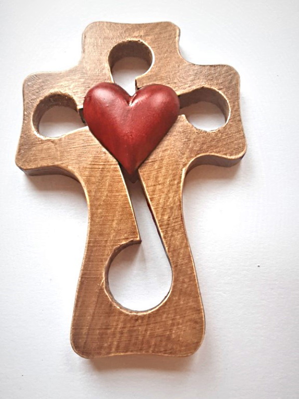 Dřevěný kříž s červeným srdcem