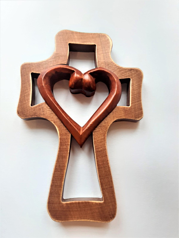 Dřevěný kříž na zavěšení se srdcem v barvě bordó