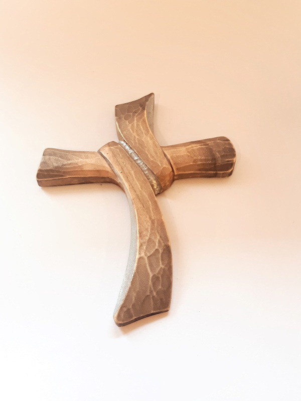 Dřevěný kříž na pověšení, vyřezávaný