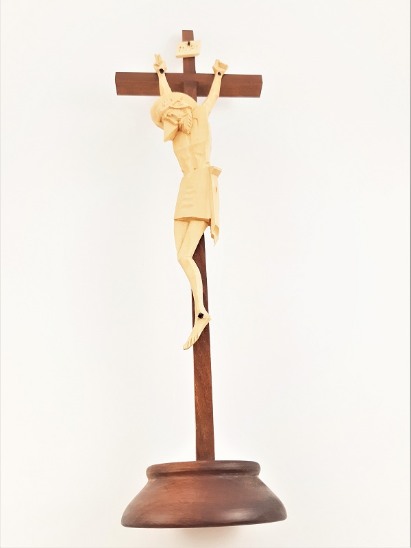 Křížek na postavení, dvě barvy dřeva,  Kristus ručně vyřezávaný