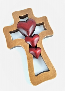 Dřevěný kříž tři srdce na stěnu