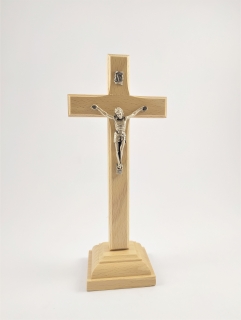 Kříž světlý se stříbrným Kristem na čtvercovém podstavci 9 x 20 cm