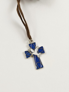 Křížek s holubicí modrý na kožené šňůrce 2,5 x 3,5 cm