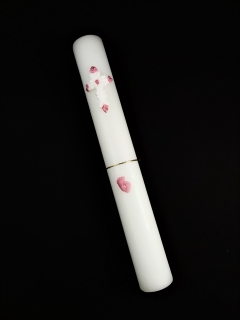 Křestní svíčka s růžovými stopami, bordurou a křížkem