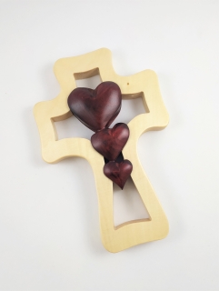 Dřevěný kříž SVĚTLÝ na zavěšení 3 srdce