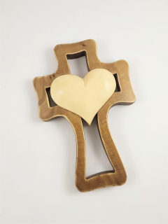 Dřevěný kříž  na zavěšení 1 srdce světlé