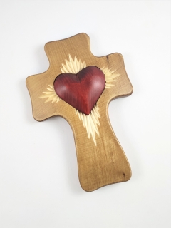 Dřevěný kříž  na zavěšení 1 srdce "zářící"