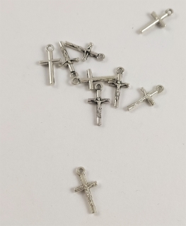 Přívěšek kříž v barvě stříbra 0,9 x  1,9 cm