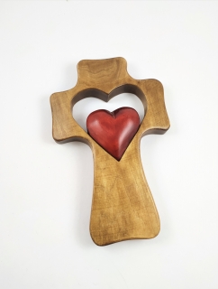 Dřevěný kříž  na zavěšení srdce v srdci