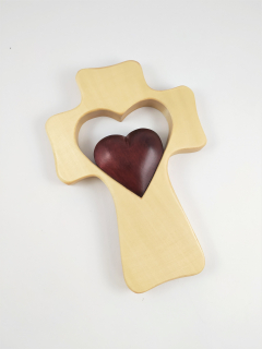 Dřevěný kříž  na zavěšení srdce v srdci světlý