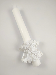 Chránítko proti skapávání vosku s bílou květinovou krajkou