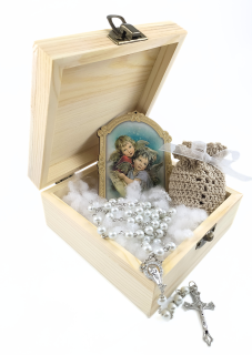 Dárková sada v dřevěné krabici s obrázkem, bílým růžencem a háčkovaným měšcem