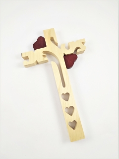 Dřevěný kříž vyřezávaný JESUS s pěti srdíčky