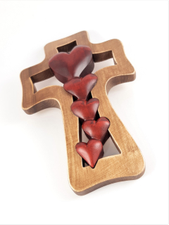 Dřevěný kříž pět srdcí
